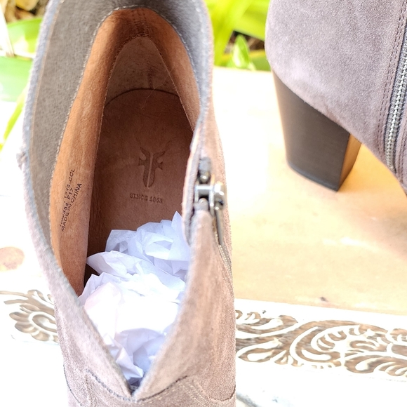 Chic Frye Soft Grey Suede Ankle Booties - Picture 11 of 11
